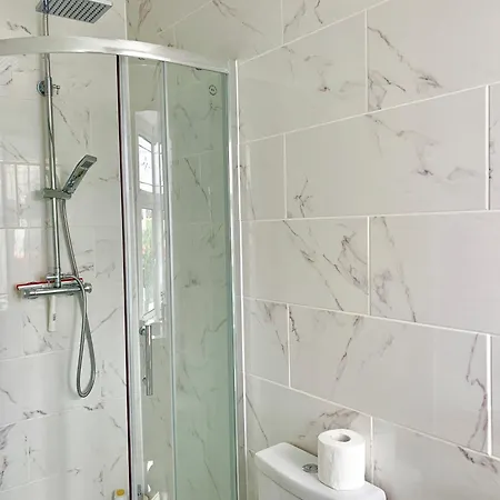 London Studio Apartments, Private Bathroom, Kitchenette, Parking, Np2 Exterior foto