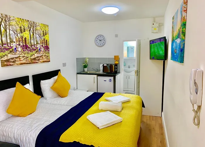 London Studio Apartments, Private Bathroom, Kitchenette, Parking, Np2