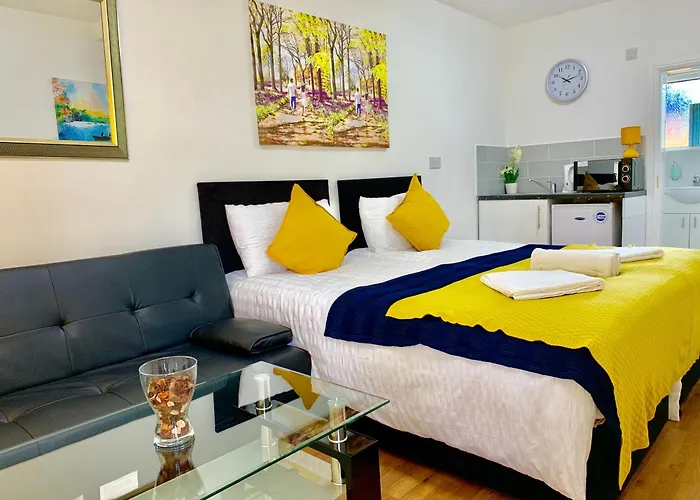 London Studio Apartments, Private Bathroom, Kitchenette, Parking, Np2